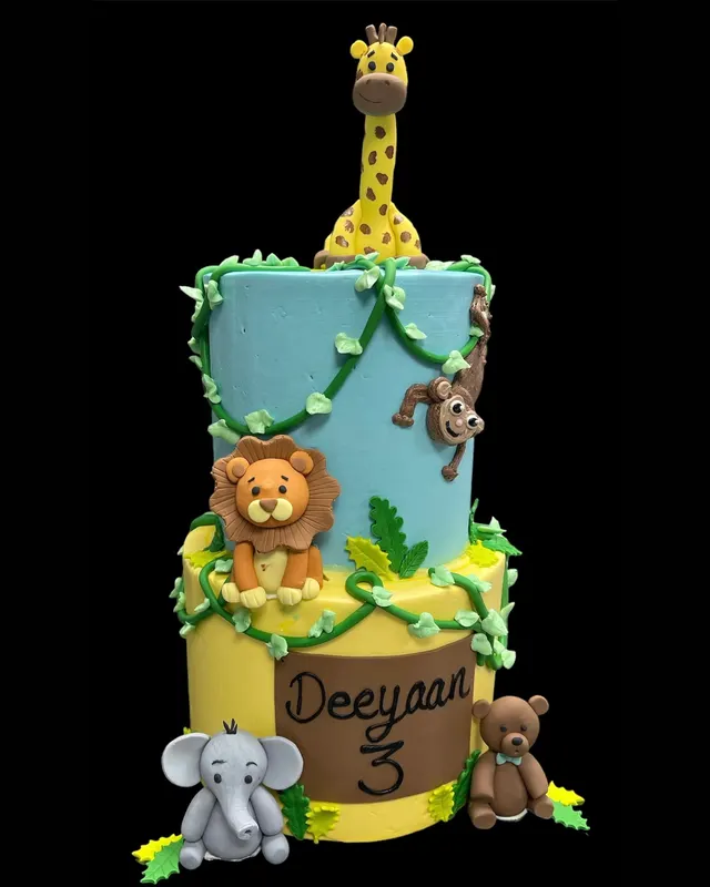 Safari tiered cake with giraffe and lion