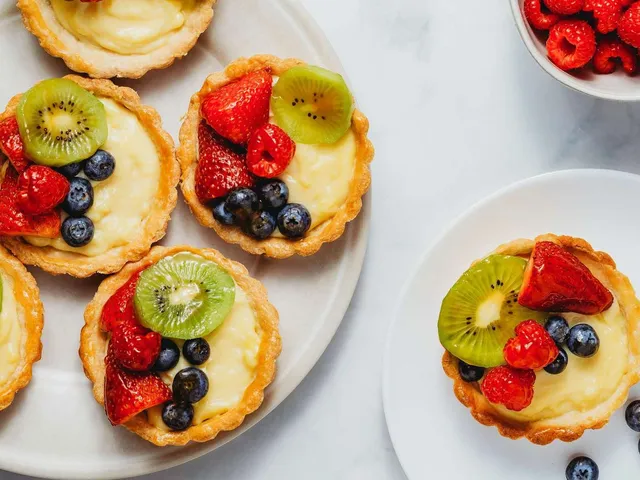 Fruit tarts with pastry cream